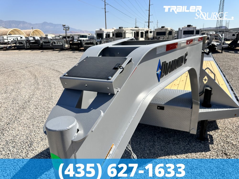 8.5x32 Diamond C FMAX HDT 32' 25.9K Hydraulic Dovetail Gooseneck