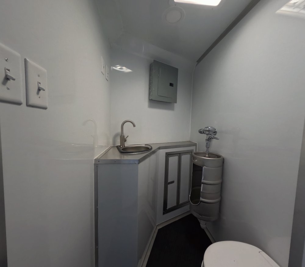 8.5'x18' Quality Cargo Bathroom Trailer