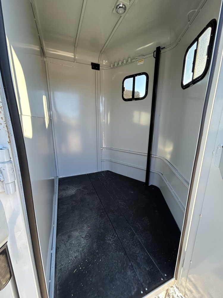 2026 Valley Trailers 2-Horse Straight Load with Dressing Room