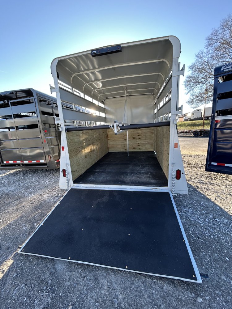 2026 Valley Trailers 2-Horse Straight Load with Dressing Room