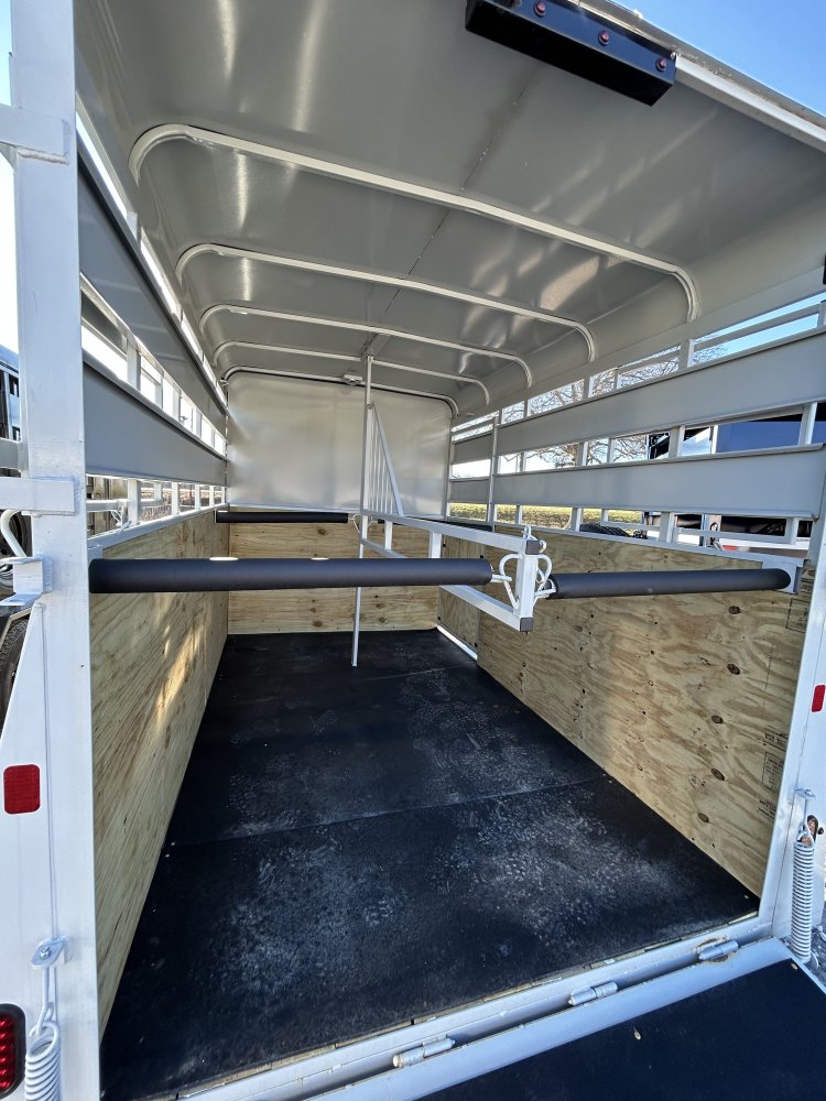 2026 Valley Trailers 2-Horse Straight Load with Dressing Room